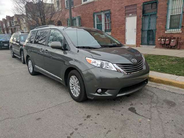 2013 Toyota Sienna XLE 7-Passenger Auto Access Seat 4dr Mini-Van